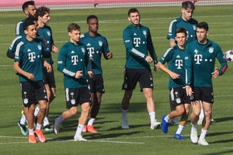 Die Stars des FC Bayern beim Mannschaftstraining: Bereits mehrere Spieler des Rekordmeisters wurden positiv auf das Coronavirus getestet.