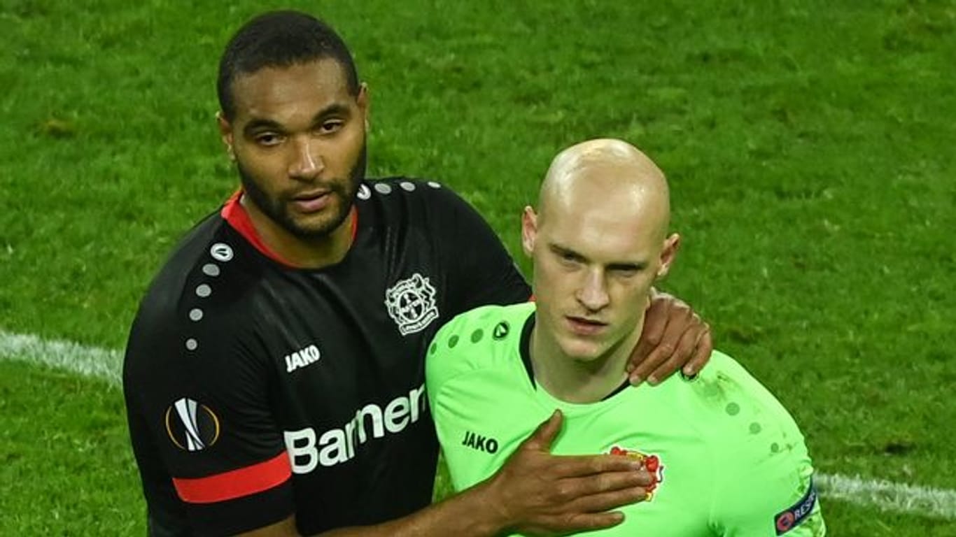 Leverkusens Jonathan Tah (l.) und Torwart Niklas Lomb nach dem Aus gegen Bern.