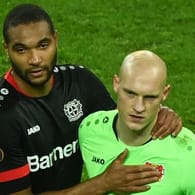 Leverkusens Jonathan Tah (l.) und Torwart Niklas Lomb nach dem Aus gegen Bern.
