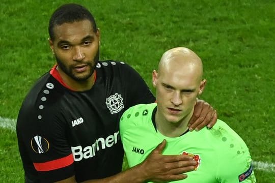 Leverkusens Jonathan Tah (l.) und Torwart Niklas Lomb nach dem Aus gegen Bern.