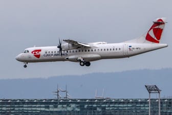 Ein Flieger der Czech Airlines im Landeanflug (Symbolbild): Die Airlines ist in die Insolvenz geflogen.
