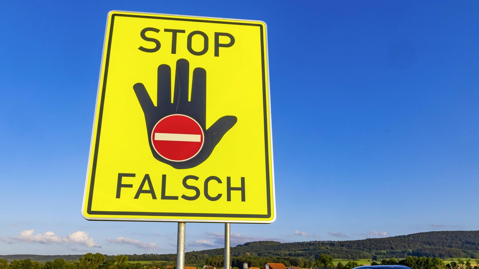 Warnschild für Geisterfahrer (Symbolbild): Auf der A1 hat ein Falschfahrer mit seinem Kleintransporter einen Unfall verursacht. Warnschild für Geisterfahrer (Symbolbild): Auf der A1 hat ein Falschfahrer mit seinem Kleintransporter einen Unfall verursacht.