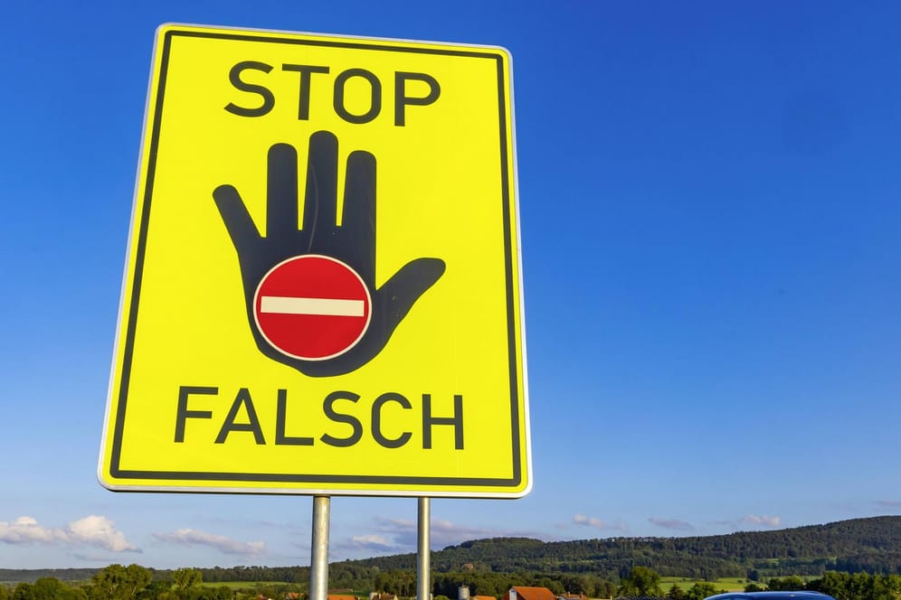 Warnschild für Geisterfahrer (Symbolbild): Auf der A1 hat ein Falschfahrer mit seinem Kleintransporter einen Unfall verursacht.