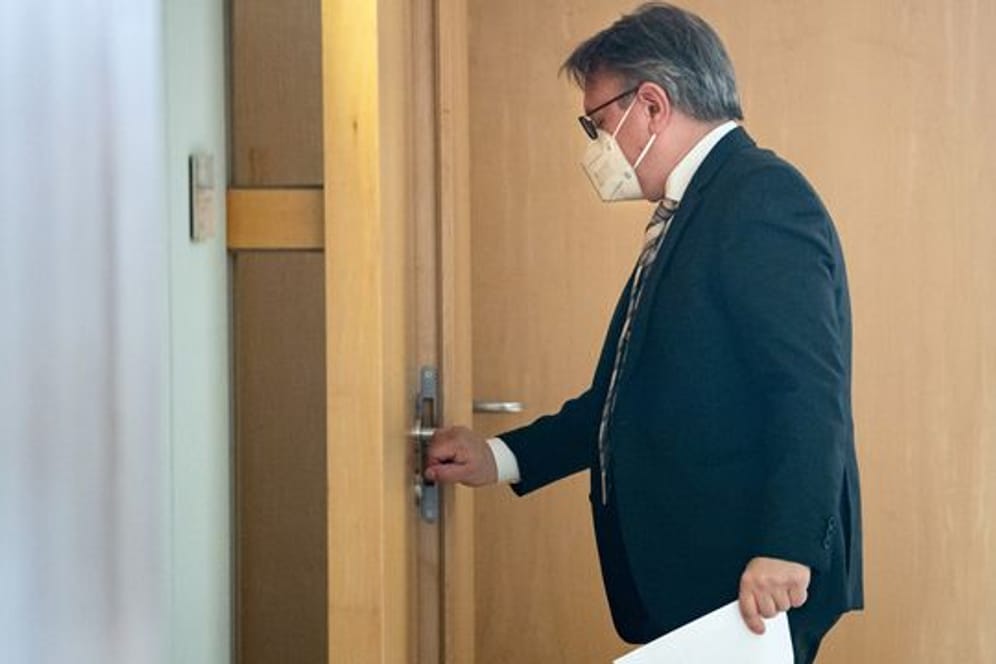 CSU-Politiker Georg Nüßlein schweigt bislang zu den Korruptionsvorwürfen - sein Anwalt lässt mitteilen, dass sein Mandant die Beschuldigungen für nicht begründet halte.