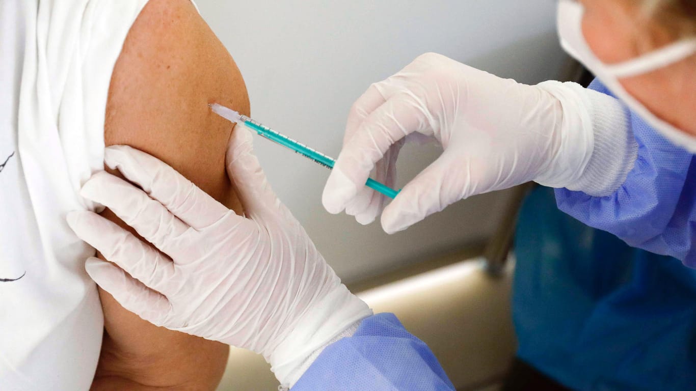 Impfung: Das Astrazeneca-Vakzin wird derzeit nur an unter 65-Jährige verimpft.