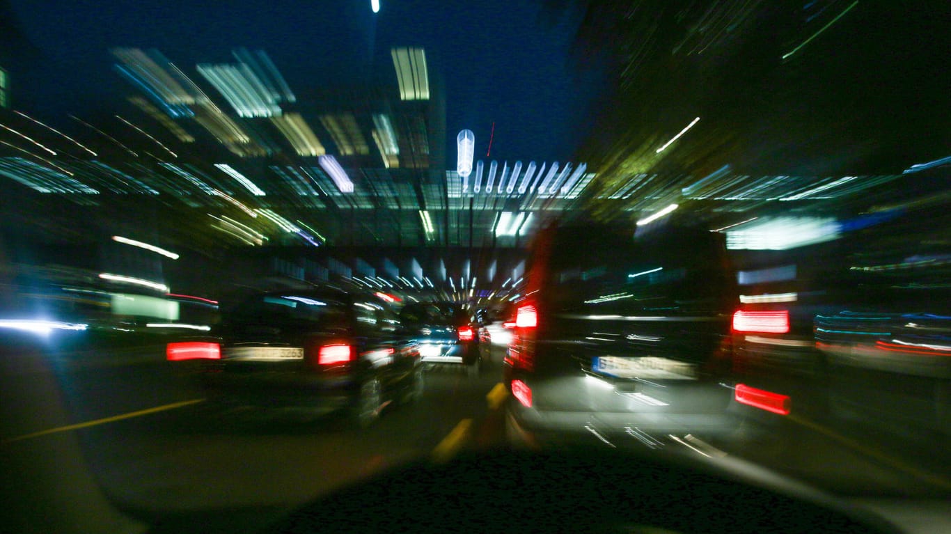 Autos fahren bei Dunkelheit auf einer Straße (Symbolbild): Auf der A46 bei Hagen haben sich zwei junge Männer ein Autorennen geliefert.