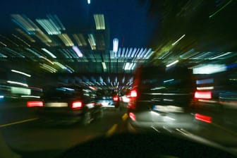 Autos fahren bei Dunkelheit auf einer Straße (Symbolbild): Auf der A46 bei Hagen haben sich zwei junge Männer ein Autorennen geliefert.