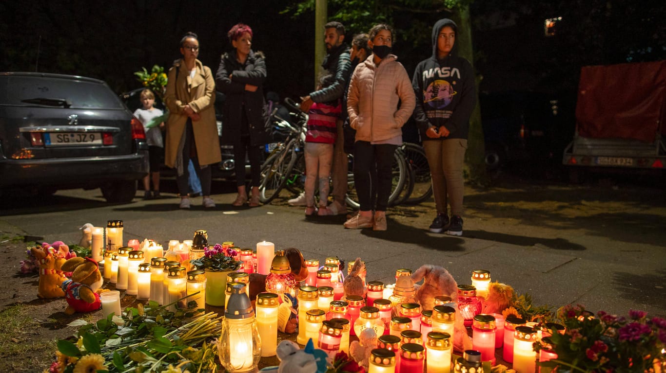 Kerzen und Blumen liegen in Solingen: Die Anteilnahme im Ort war nach dem Tod der fünf Kinder groß. (Archivbild)