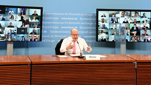 Minister im Verteidigungsmodus: Wirtschaftsverbände hatten die Politik wegen der schleppenden Umsetzung der Coronahilfen wiederholt kritisiert - jetzt sagte Altmaier Besserung zu. Minister im Verteidigungsmodus: Wirtschaftsverbände hatten die Politik wegen der schleppenden Umsetzung der Coronahilfen wiederholt kritisiert - jetzt sagte Altmaier Besserung zu.
