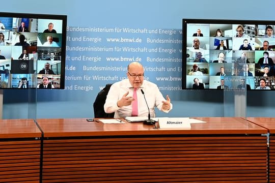 Minister im Verteidigungsmodus: Wirtschaftsverbände hatten die Politik wegen der schleppenden Umsetzung der Coronahilfen wiederholt kritisiert - jetzt sagte Altmaier Besserung zu.