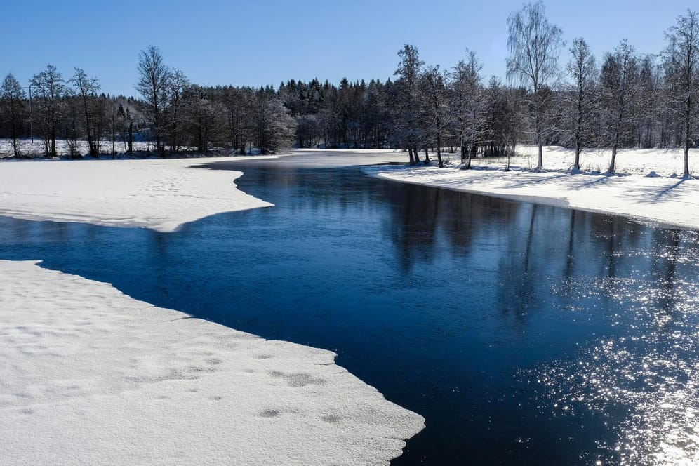 Ein teils zugefrorener See in Schweden: Vier Männer sind gestorben, es konnten nur noch ihre Leichen geborgen werden. (Archivbild)