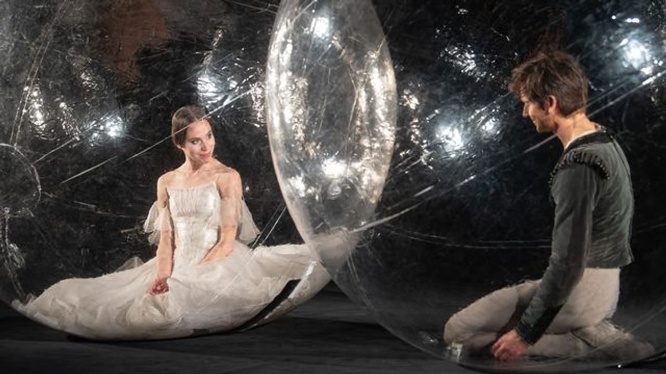 Sie müssen Abstand halten: Elisa Badenes und Friedemann Vogel vom Stuttgarter Ballett.