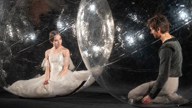 Sie müssen Abstand halten: Elisa Badenes und Friedemann Vogel vom Stuttgarter Ballett. Sie müssen Abstand halten: Elisa Badenes und Friedemann Vogel vom Stuttgarter Ballett.