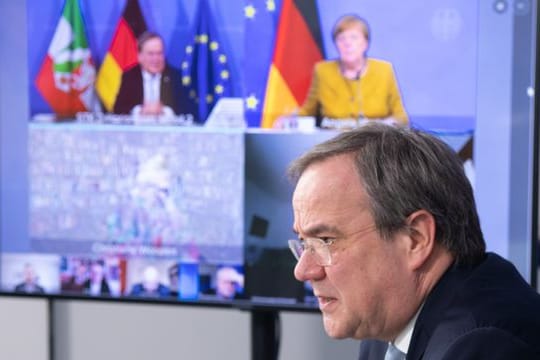 Expertenrunde unter den Augen der Kanzlerin: Vor der nächsten Bund-Länder-Runde holte sich NRW-Ministerpräsident Laschet die Einschätzung des Corona-Expertenrats ab.