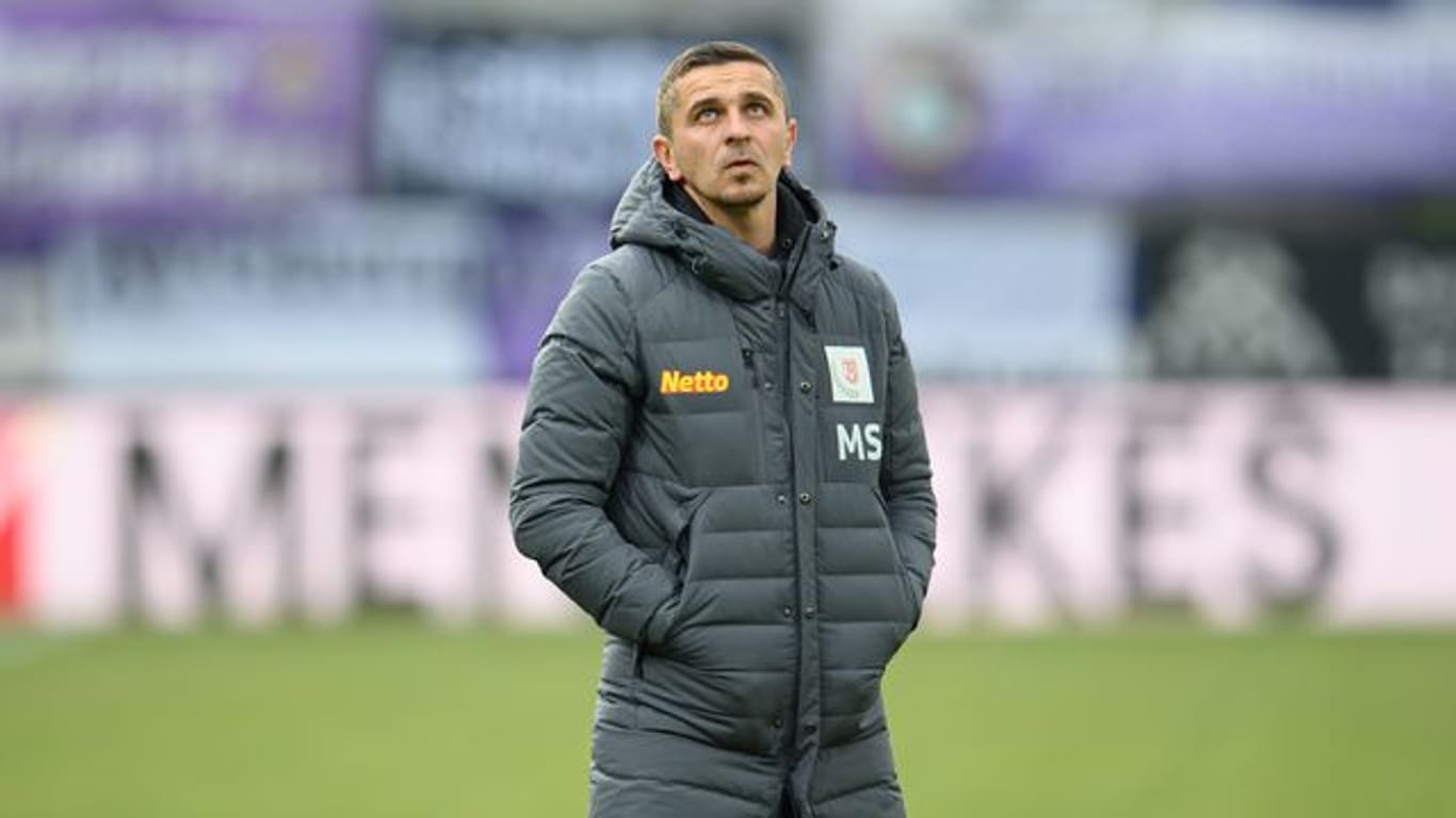 Musste sich in häusliche Isolation begeben und fehlt im Spiel gegen SC Paderborn: Regensburgs Trainer Mersad Selimbegovic.