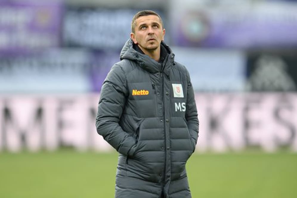 Musste sich in häusliche Isolation begeben und fehlt im Spiel gegen SC Paderborn: Regensburgs Trainer Mersad Selimbegovic.