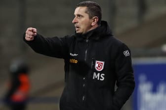 Jahn-Trainer Mersad Selimbegovic wird gegen den SC Paderborn coronabedingt nicht auf der Bank sitzen können.