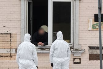 Die Furcht vor einer weiteren Ausbreitung der Coronavirus-Mutanten ist groß: In Hamm riegelte die Polizei nach einem bestätigten Fall mehrere Wohnhäuser ab.
