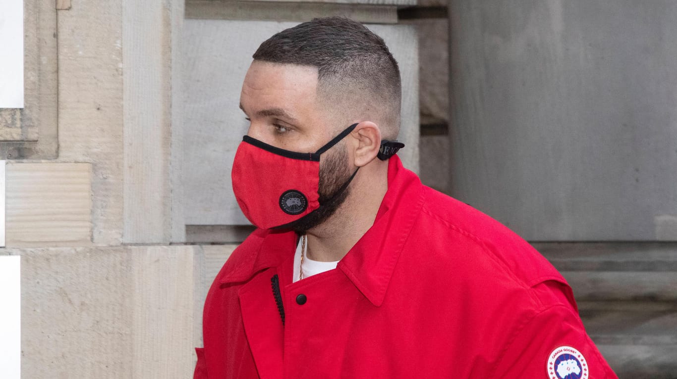 Der angeklagte Rapper Fler bei einem Prozesstag im Januar im Amtsgericht in Berlin-Tiergarten (Archivbild): Die Staatsanwaltschaft hat eine Haftstrafe für den Rapper gefordert.