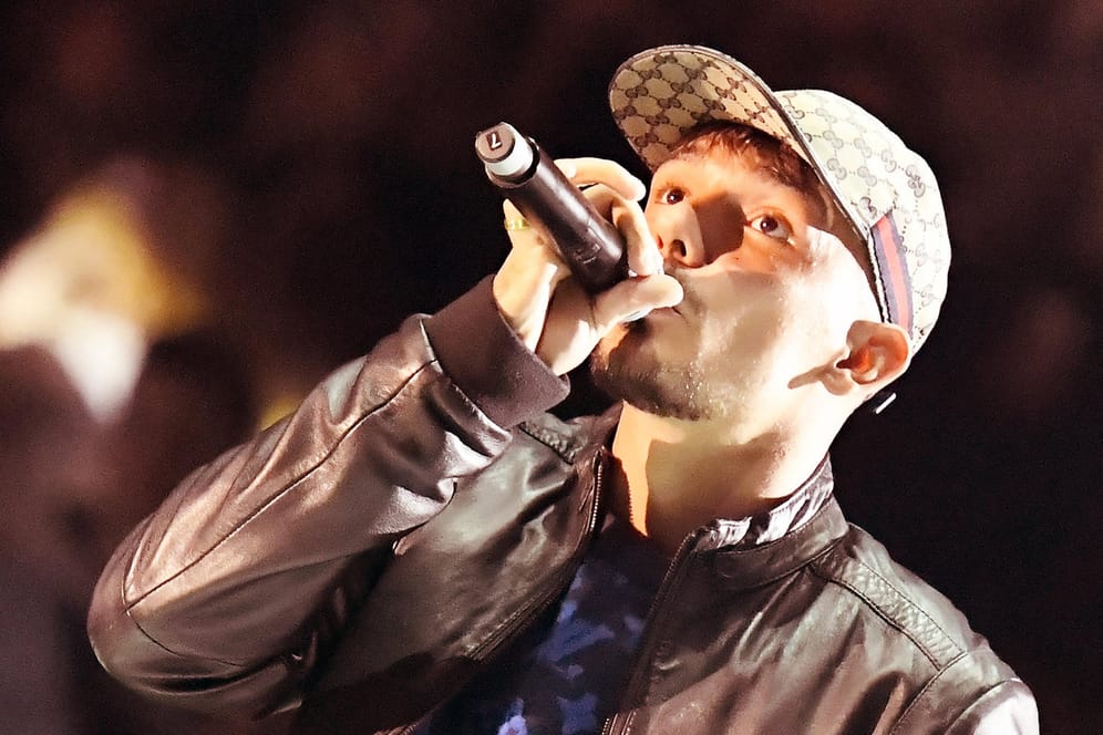 Der Rapper Capital Bra bei einem Konzert im Oktober 2019 (Archivbild): Der Rapper hat Corona-Verstöße in einer Tankstelle zugegeben.