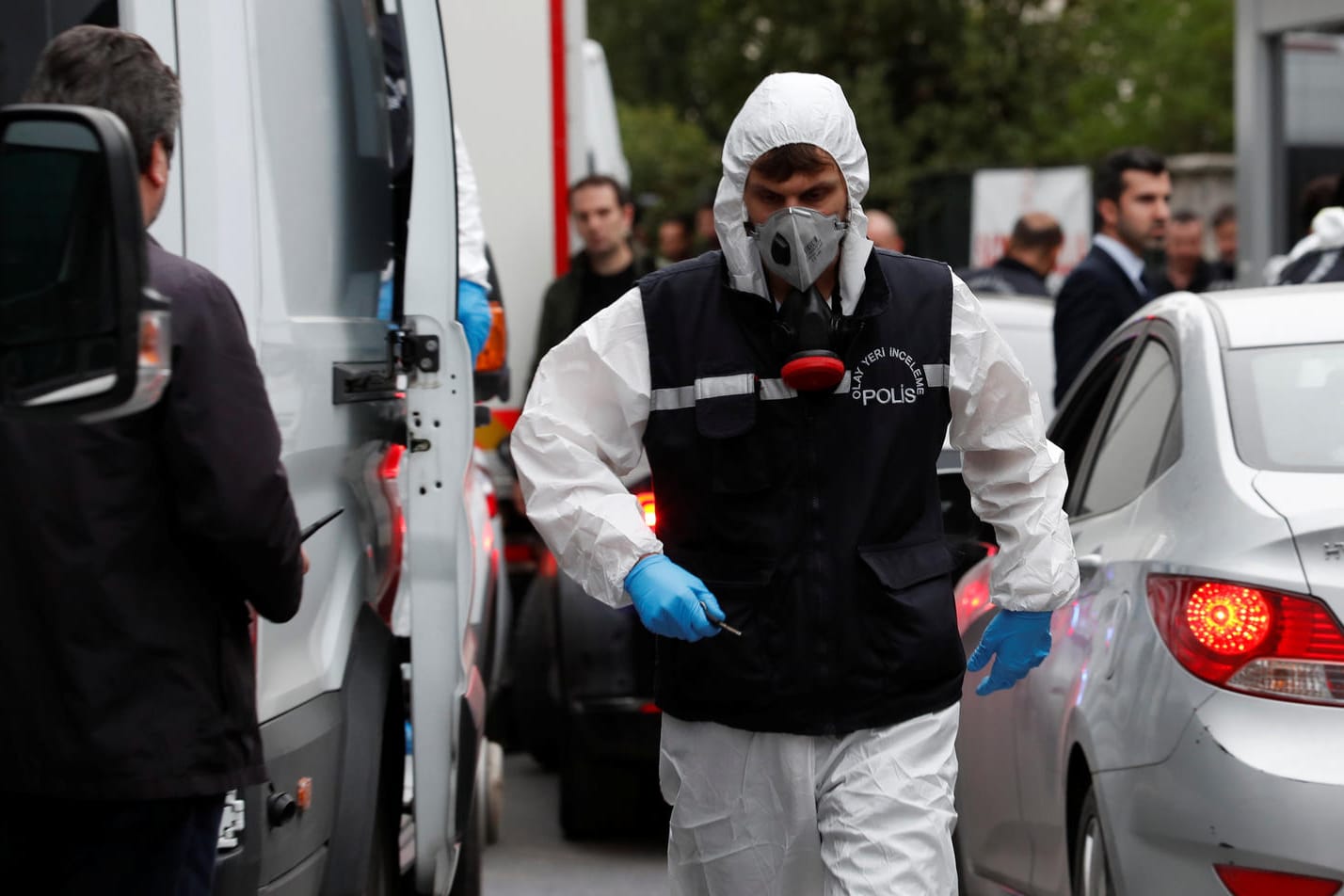 Türkische Polizisten vor dem saudischen Konsulat in Istanbul (Archivbild): Hier wurde Jamal Khashoggi 2018 getötet.