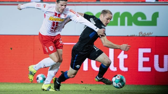 Jan Elvedi von Jahn Regensburg (l) und Sven Michel vom SC Paderborn im Zweikampf um den Ball. Jan Elvedi von Jahn Regensburg (l) und Sven Michel vom SC Paderborn im Zweikampf um den Ball.