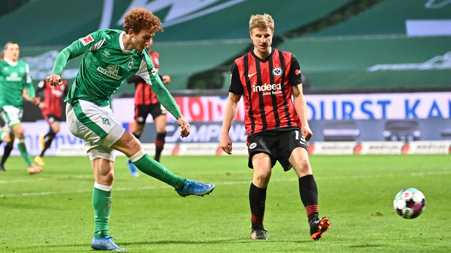 Abgezogen: Josh Sargent (l.) trifft zum Sieg für Werder. Eintracht-Verteidiger Martin Hinteregger kommt zu spät. Abgezogen: Josh Sargent (l.) trifft zum Sieg für Werder. Eintracht-Verteidiger Martin Hinteregger kommt zu spät.