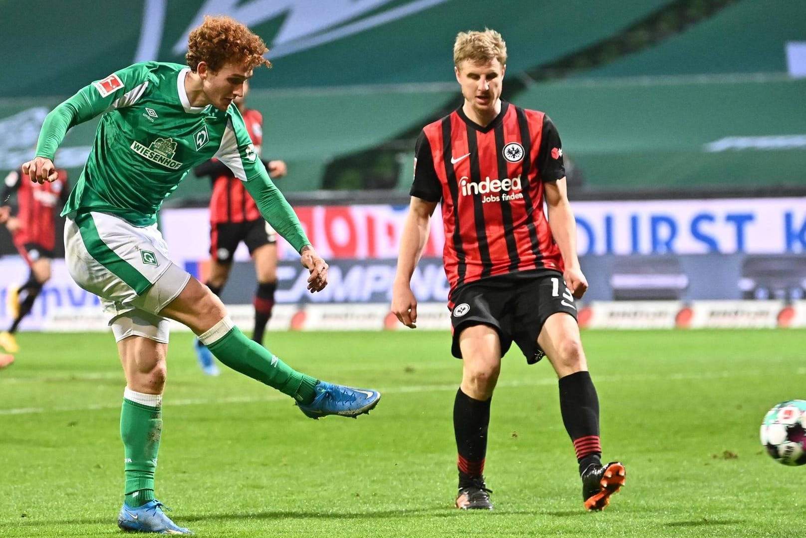 Abgezogen: Josh Sargent (l.) trifft zum Sieg für Werder. Eintracht-Verteidiger Martin Hinteregger kommt zu spät.