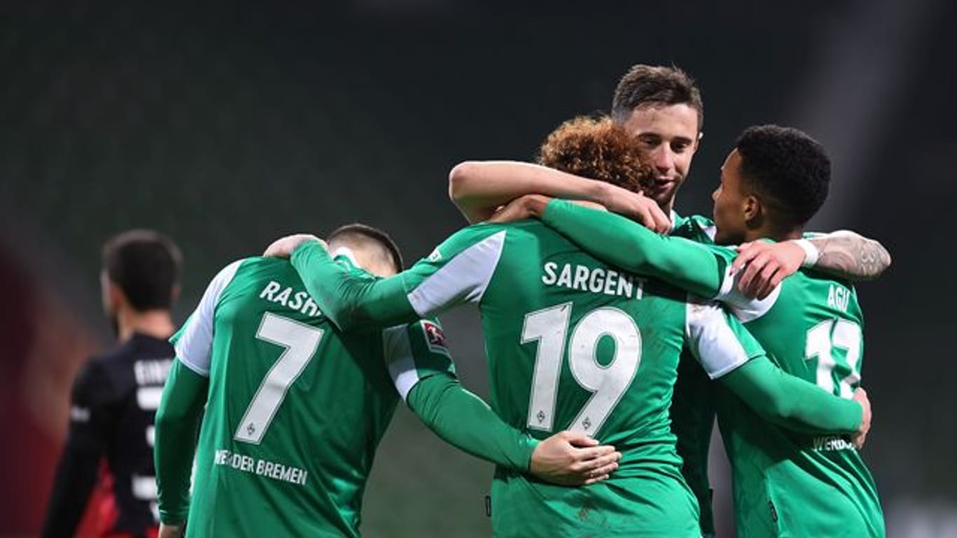 Die Spieler von Werder Bremen feiern den Sieg über Eintracht Frankfurt.