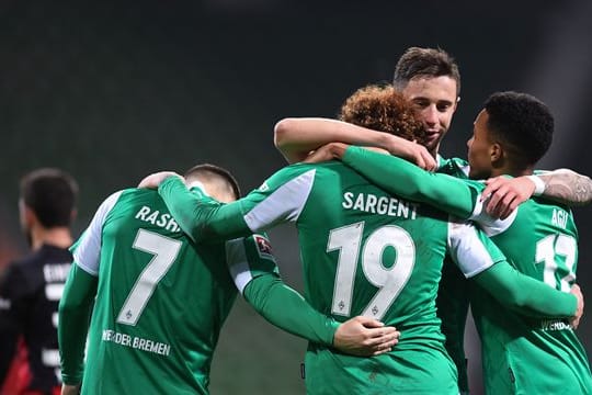 Die Spieler von Werder Bremen feiern den Sieg über Eintracht Frankfurt.