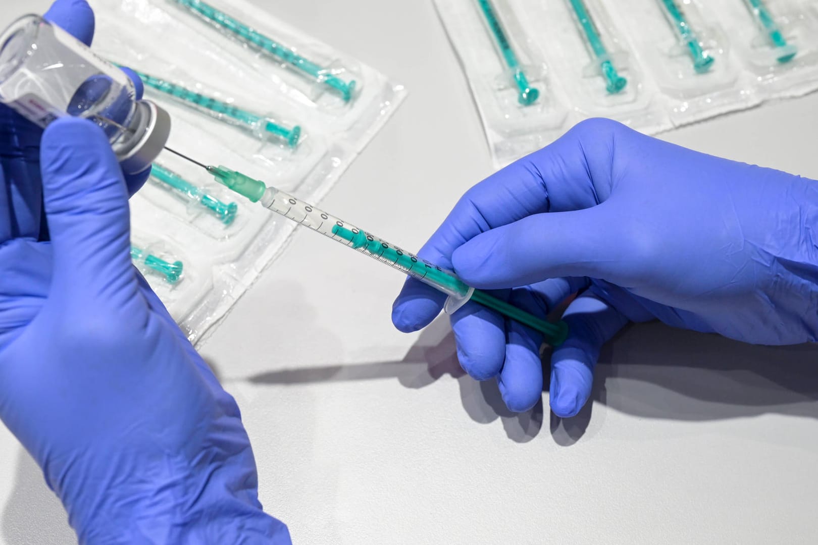 Impfstoff wird in Spritze aufgezogen: Die Ständige Impfkommission will das Mittel von Astrazeneca noch einmal neu bewerten.