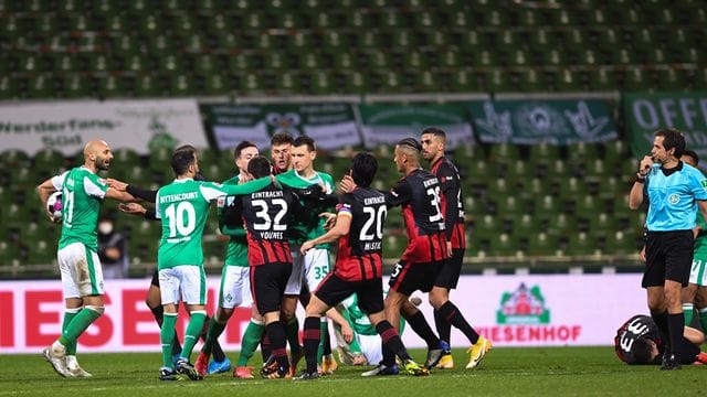 Bereits auf dem Platz sind Spieler von Werder Bremen und Eintracht Frankfurt aneinander geraten. Bereits auf dem Platz sind Spieler von Werder Bremen und Eintracht Frankfurt aneinander geraten.