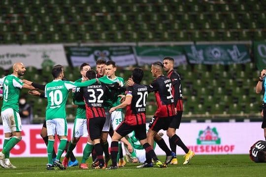 Bereits auf dem Platz sind Spieler von Werder Bremen und Eintracht Frankfurt aneinander geraten.