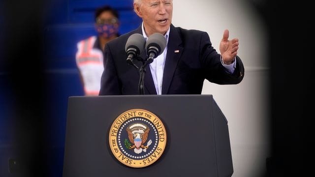 US-Präsident Joe Biden warnt aufgrund der Corona-Mutationen vor einem Anstieg der Fallzahlen. US-Präsident Joe Biden warnt aufgrund der Corona-Mutationen vor einem Anstieg der Fallzahlen.