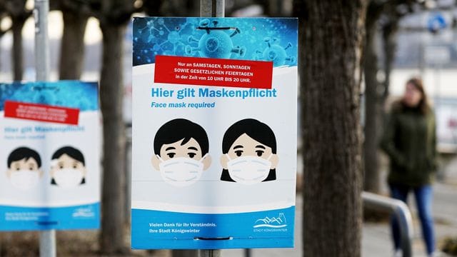 Hinweisschilder zur Maskenpflicht.