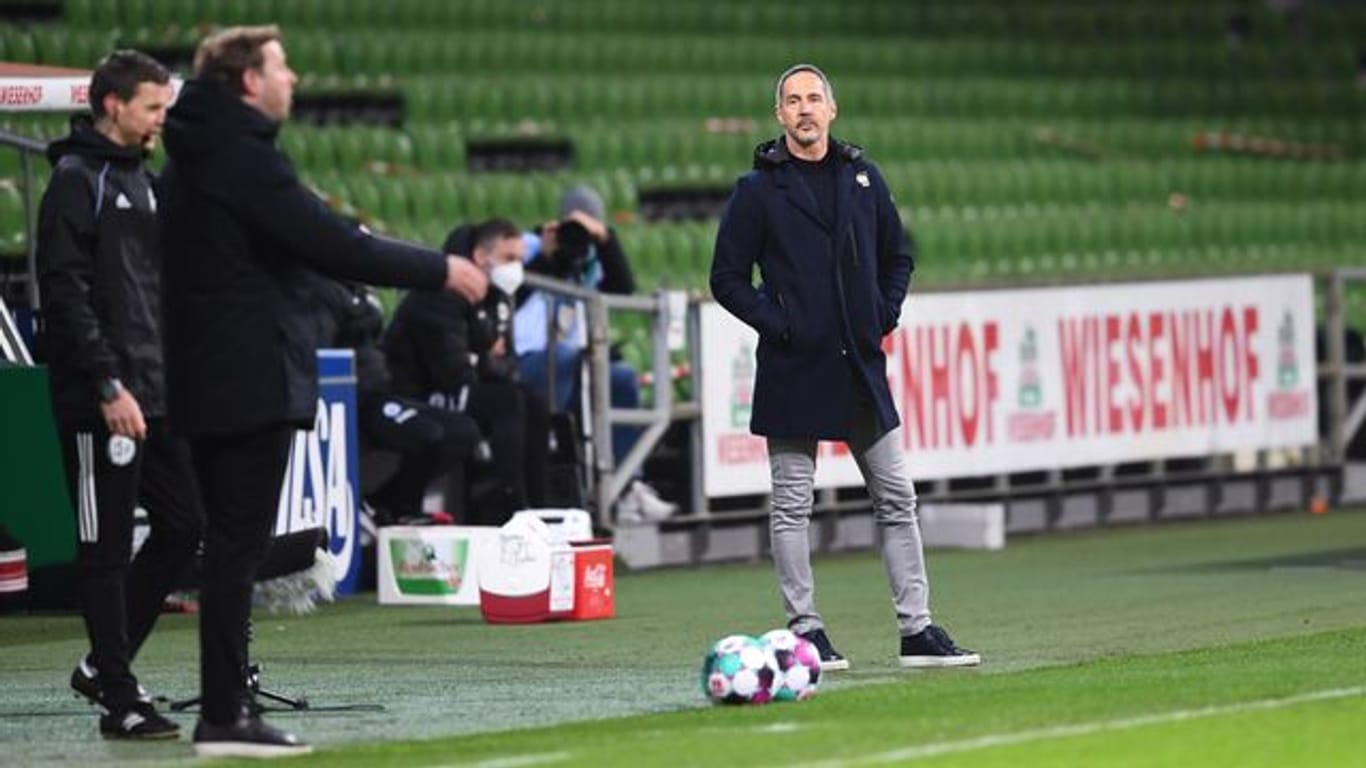 War genervt vom Verhalten von Bremens Trainer Florian Kohfeldt (l): Eintracht-Coach Adi Hütter (r).