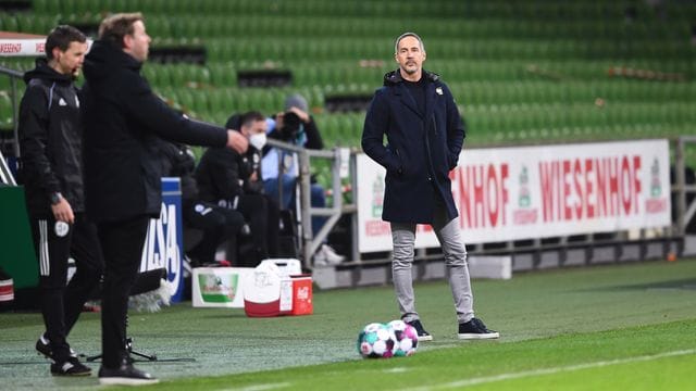 War genervt vom Verhalten von Bremens Trainer Florian Kohfeldt (l): Eintracht-Coach Adi Hütter (r). War genervt vom Verhalten von Bremens Trainer Florian Kohfeldt (l): Eintracht-Coach Adi Hütter (r).