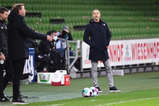 War genervt vom Verhalten von Bremens Trainer Florian Kohfeldt (l): Eintracht-Coach Adi Hütter (r).