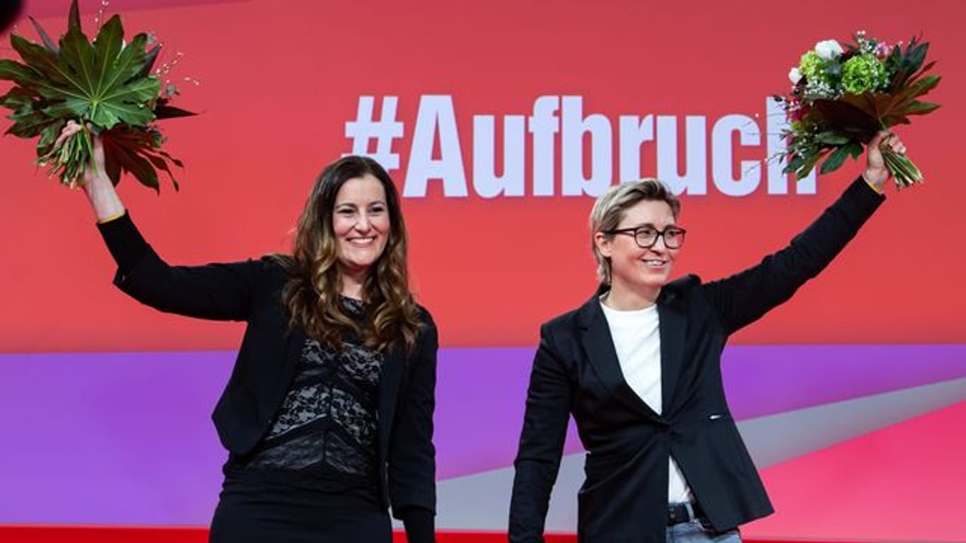 Janine Wissler (l) und Susanne Hennig-Wellsow, die neuen Bundesvorsitzenden der Partei Die Linke, nach ihrer Wahl beim Online-Bundesparteitag.