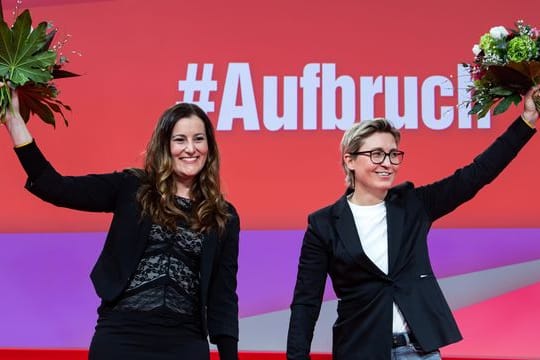 Janine Wissler (l) und Susanne Hennig-Wellsow, die neuen Bundesvorsitzenden der Partei Die Linke, nach ihrer Wahl beim Online-Bundesparteitag.