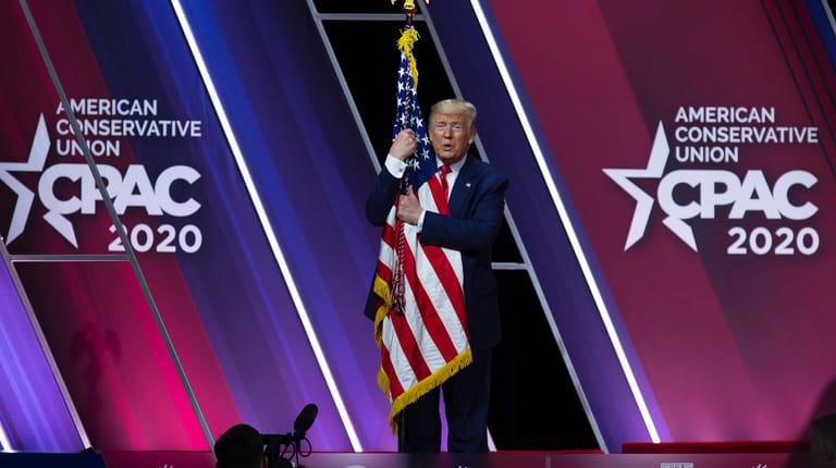 Schon im Jahr 2020 sprach Trump auf der CPAC-Konferenz – und umarmte eine US-Flagge.