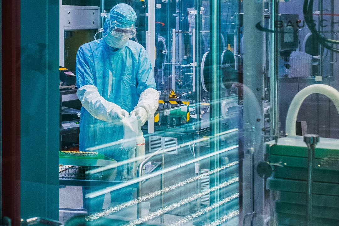 Laborarbeit bei der IDT Biologika: In Dessau werden heute schon Impfstoffe gegen Sars-CoV-2 produziert.