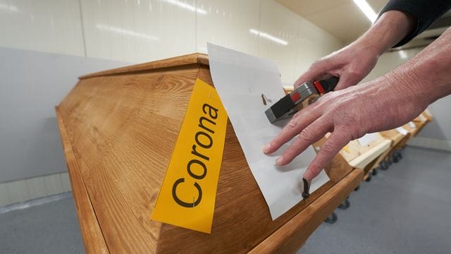 Das RKI hat mit 9997 Fällen zwar weniger Corona-Neuinfektionen registriert, allerdings weniger neue Todesfälle 394) als vor einer Woche.