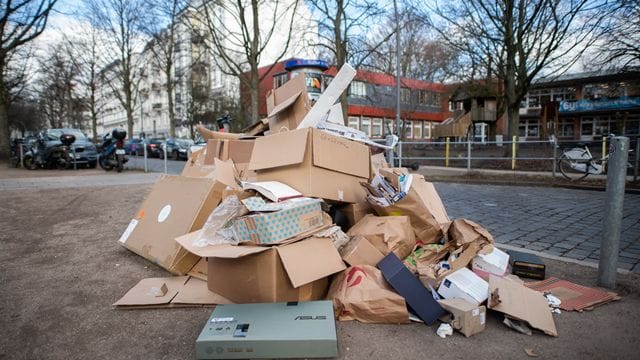 Ein großer Stapel mit Altpapier liegt auf der Straße (Symbolbild): Inmitten von Papiermüll lag ein Schafskopf.