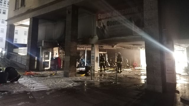 Einsatzkräfte der Feuerwehr stehen nach einem Brand in den Stephanspassagen. Einsatzkräfte der Feuerwehr stehen nach einem Brand in den Stephanspassagen.