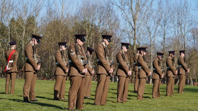 Britische Soldaten bei einer Schweigeminute für Kapitän Sir Thomas Moore.