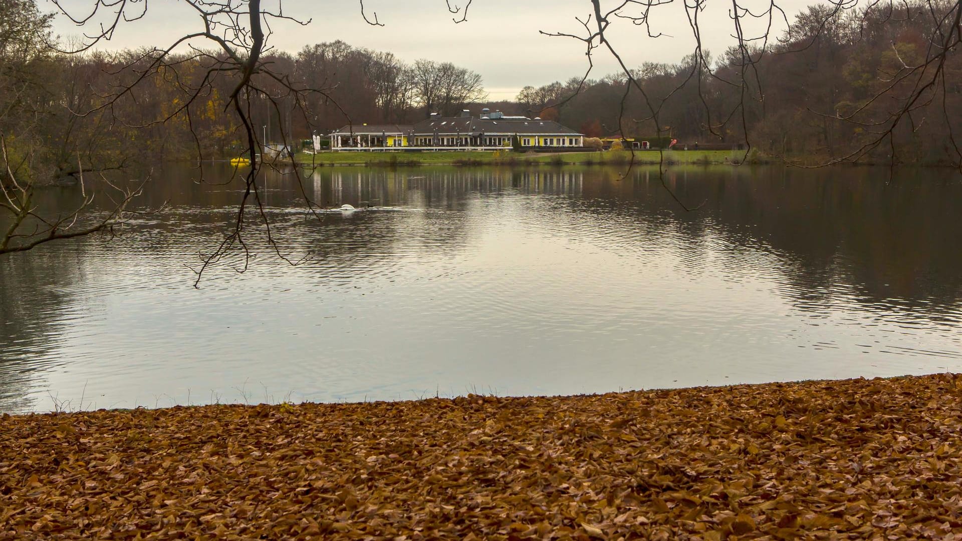 Haus am See (Symbolbild); Die Suche nach dem Täter gestaltet sich weiterhin schwierig.