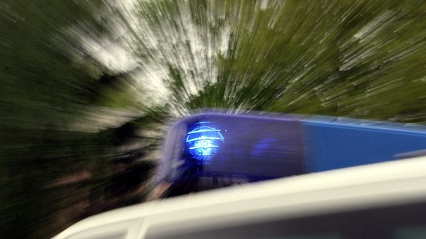 Blaulicht am Polizeiwagen (Symbolbild): Ein Mann ist mit seinem Transporter am Stauende auf einen Sattelzug aufgefahren.