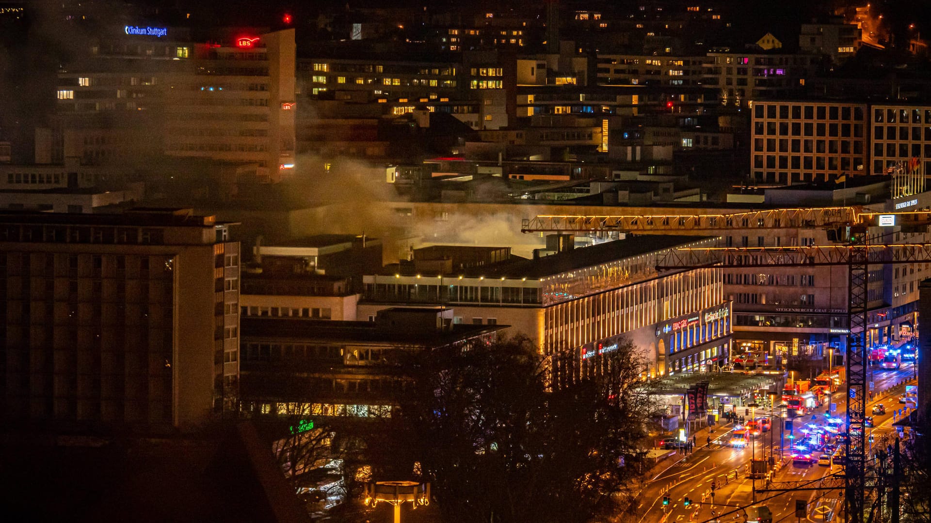 Große Rauchsäule über der Stadt; Das Feuer zerstörte eine Textilreinigung vollständig.