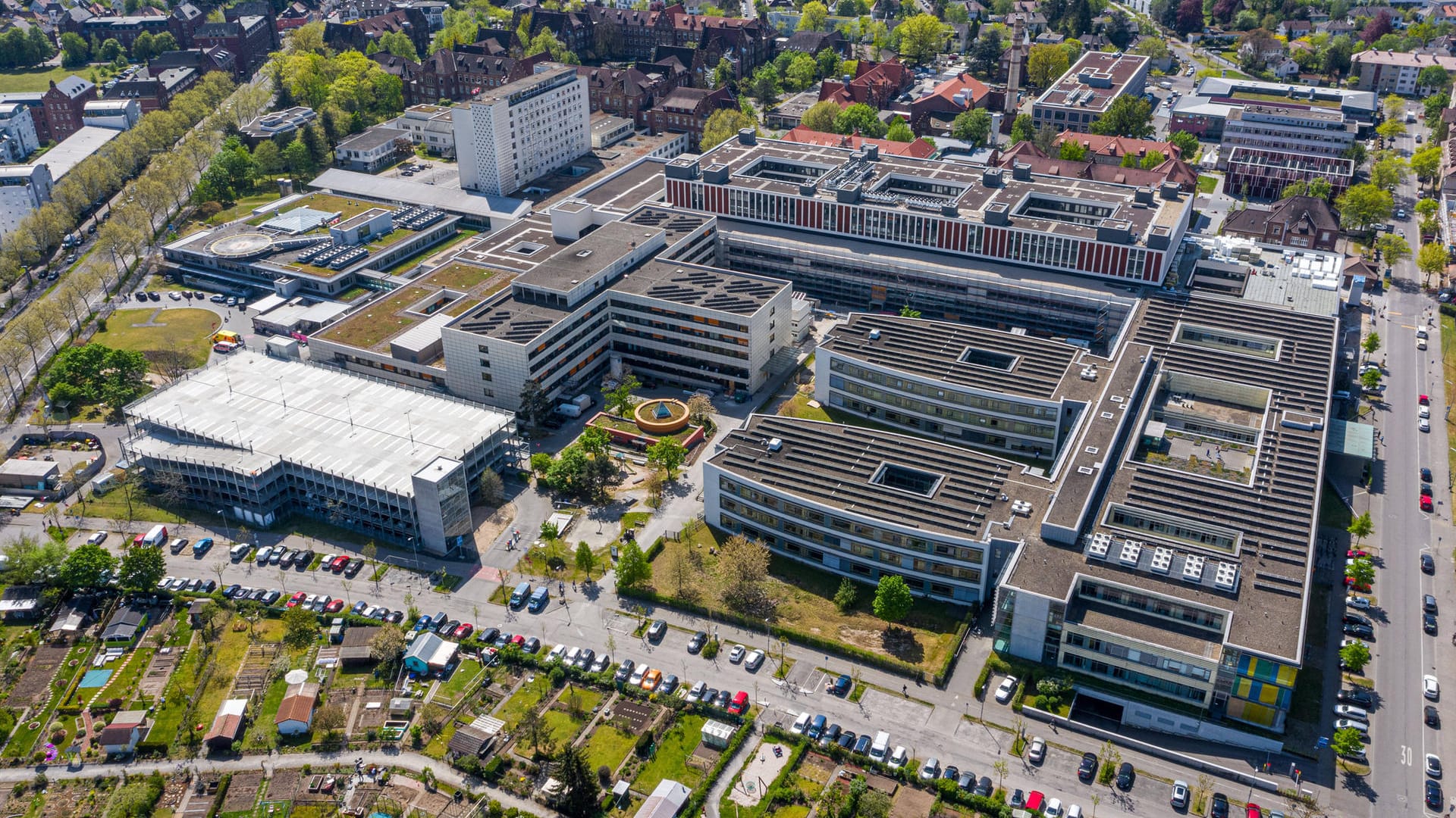 Das Städtische Klinikum Karlsruhe von oben (Symbolbild): Der Chef des Krankenhauses spricht sich gegen Corona-Lockerungen aus.